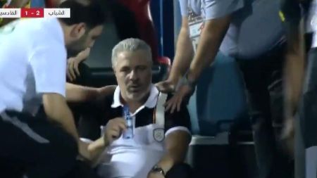 Final de infarct! VIDEO | Șumudică a fost la un pas să leșine: Al Shabab a câștigat în prelungiri, după ce românul s-a dus peste arbitru în timp acesta consulta VAR-ul