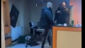 Câțiva olandezi veniți la București au distrus apartamentul închiriat de la un român de rând. I-au spart totul în casă și s-au filmat