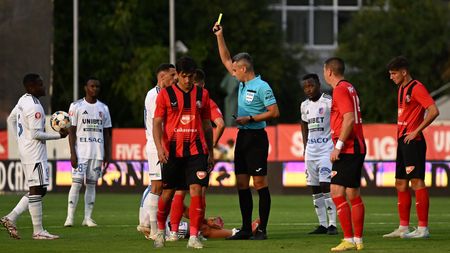Moment cum rar se vede în Superliga. Arbitrul Feșnic a vrut să arate cartonașul galben, dar și-a dat seama de gafa pe care a făcut-o