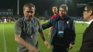 Moment tensionat la Ovidiu! Mulțescu a ținut să-l felicite pe Hagi la finalul meciului, dar "Regele" n-a vrut să-l asculte: "Hai, mă, lasă-mă"