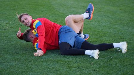 FOTO&VIDEO | "Tricolorii" s-au antrenat 40 de minute fără minge! Exercițiile cerute de Rădoi și meciul de MMA dintre Ionuț Radu și Vlad Dragomir + Unde se poate urmări amicalul cu Danemarca