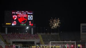 S-au văzut din nou artificii în „Ștefan cel Mare”! Momentul nepotrivit în care fanii lui Dinamo au „aprins” cerul în timpul meciului cu Viitorul