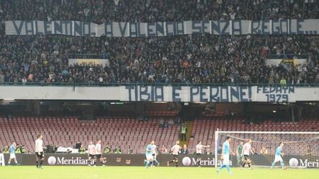 FOTO | Tifosii lui Napoli, mesaj dur la adresa motociclistului Marc Marquez sub ochii lui Chiricheș: "Valentino, la Valencia e fără reguli! Tibia și peroneul"
