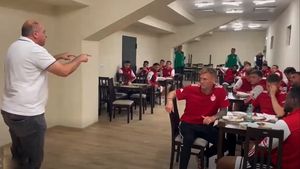 „Poate să curgă sânge pe teren, nu e problemă!”. Discursul șocant al lui Laszlo Dioszegi în fața jucătorilor, înainte de meciul anului pentru Sepsi OSK