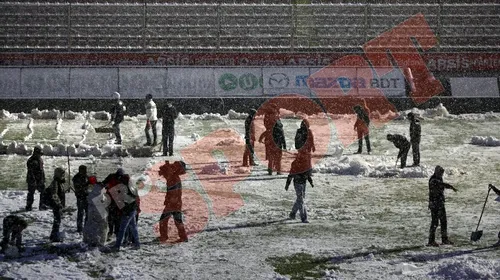 FOTO – SE JOACĂ‚!** Fanii din Giulești au făcut ce n-a reușit Copos:au deszăpezit gazonul