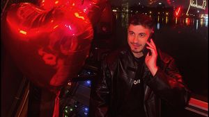 Fiul lui Victor Pițurcă, neastâmparat! Imagini cu Alex Pițurcă, fostul jucător al Stelei, în timp ce sărută cu foc o brunetă misterioasă