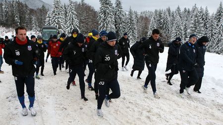 Și-au dat sufletul prin nămeții din Poiană, dar își iubesc antrenorul!** Ilie Stan, salvat de "spartanul" Pițurcă