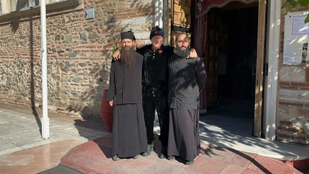 Călugărul din pădure a mers la Gigi Becali și când i-a spus cine e, de fapt, miliardarul a pus imediat mâna pe telefon!