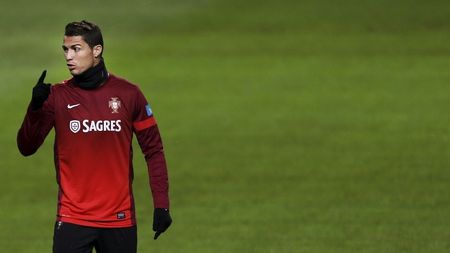 "Ă‚sta e Ronaldo?" De ce o coregrafie cu 45.000 de măști ar putea eșua