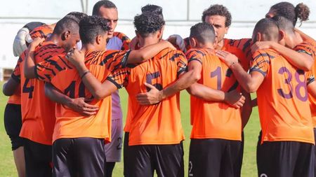 Așa ceva nu s-a mai văzut niciodată: fotbalistul a refuzat să iasă de pe teren, când a fost schimbat, după doar 10 minute. A început să plângă pe teren și s-a dus să-l bată pe antrenor