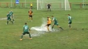 Mai mult polo decât fotbal! VIDEO - Cum s-a bucurat un jucător după ce a marcat pe un teren îmbibat