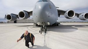 FOTO A tras un avion de aproape 190 de tone! TOP 10** cele mai tari recorduri din "Guinness Book" în 2011