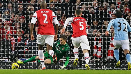 FOTO EPIC:** Ce făcea o doamnă, fan al lui Arsenal, în timp ce "tunarii" pierdeau acasă cu City, după 38 de ani