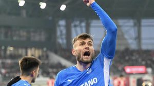 Alexandru Creţu dezvăluie secretul victoriei Universităţii Craiova la Sf. Gheorghe: „Am avut nişte discuţii". Gestul făcut de mijlocaş la finalul jocului