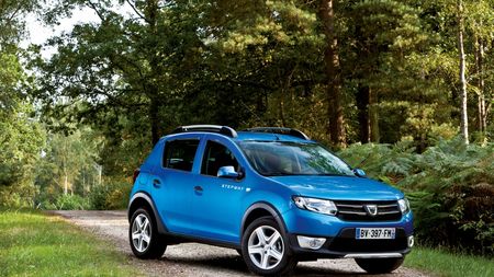 Lovitură de imagine pentru Dacia. FranÃ§ois Fillon conduce un automobil Sandero în primul episod al ediției franceze "Top Gear"