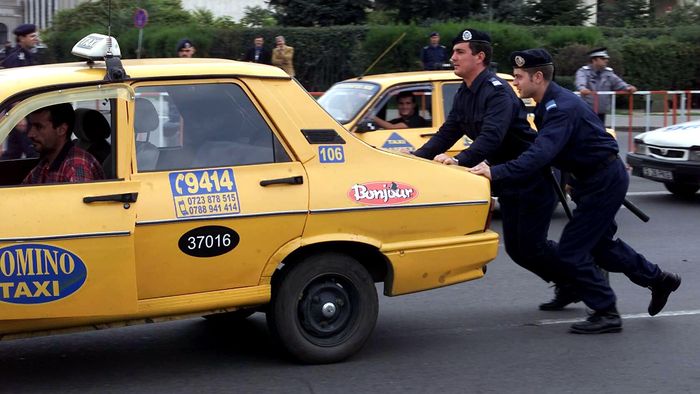 "Surpriză" pentru clienții unui taximetrist din Bacău!** Șoferul conducea beat și a fost prins de Poliție