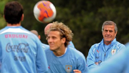 Tabarez, față în față cu ISTORIA!** Selecționerul Uruguayului ar putea egala la București un record de 44 de ani
