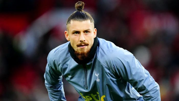 Radu Drăgușin începe să realizeze cât de mult a greșit cu transferul la Tottenham, când îl aude pe managerul Ange Postecoglou vorbind despre rivalii săi pe post! „Băiatul ăsta nu are limite!”