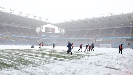 Coșmar pentru doi suporteri din America! Au făcut 7.400 de kilometri pentru un meci din Premier League, dar ninsoarea a anulat partida