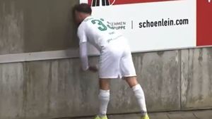 Momente de groază în Germania! Un fotbalist s-a izbit de un zid și a leșinat sub privirile coechipierilor | VIDEO