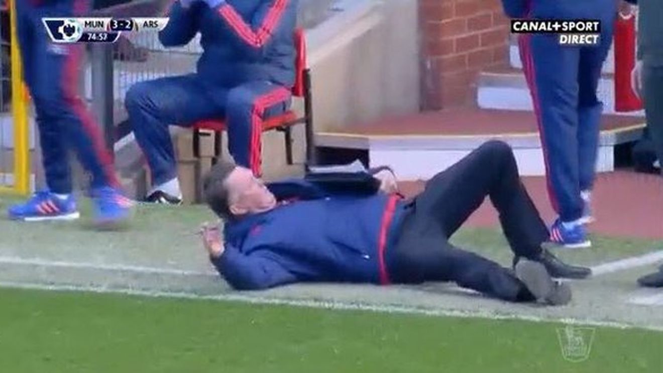 Imagini incredibile la United - Arsenal. Van Gaal s-a aruncat la pământ în fața arbitrului central :)