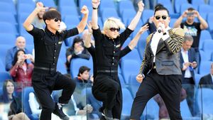 Italia l-a șocat! VIDEO Ce a pățit celebrul autor al "Gangnam Style" pe Olimpico, înainte de finala Roma - Lazio