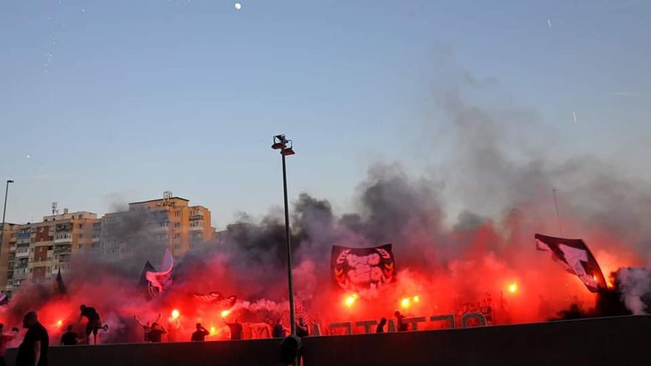 Show în Bănie. Peluza Sud 97 a făcut un spectacol pirotehnic grandios la antrenamentul lui U Craiova 1948 înainte de meciul cu Dinamo! VIDEO