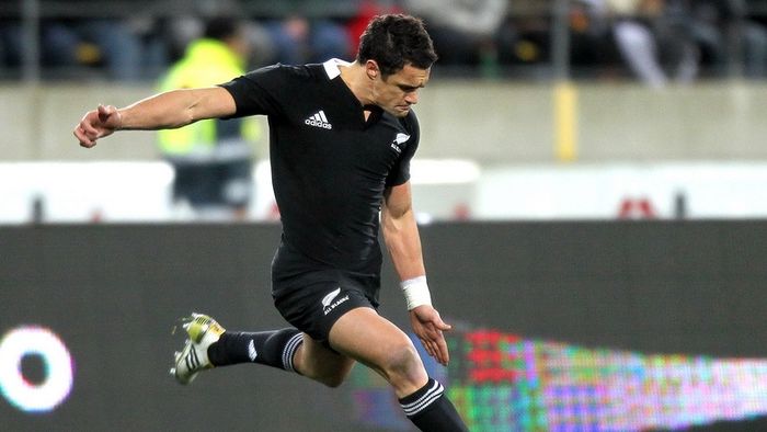 Dan Carter a devenit primul rugbist din lume care va câștiga peste un milion și jumătate de euro pe sezon. Cel mai bun rugbist român câștigă de 38 de ori mai puțin

