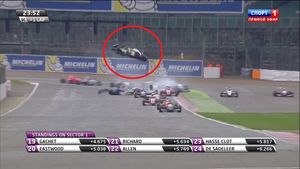 VIDEO | MIRACULOS! Cum a scăpat un pilot cu sânge albastru dintr-un accident groaznic. Ferdinand von Habsburg și-a văzut moartea cu ochii