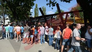 Pe jumătate gol? FOTO - Până la prânz se vânduseră doar 15.000 de bilete cu Turcia, lucrurile s-au mai animat în ultimele ore