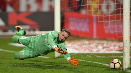 Ciudatele întâmplări ale Ligii 1. Duckadam a "mirosit" greșeala lui Marc! Oficialul FCSB-ului a sugerat că fostul dinamovist nu-și apără corect șansele, iar portarul a gafat decisiv. Balint: "Insinuezi că la primul șut al lui Dinamo va fi gol?"