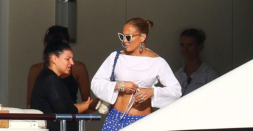 Jennifer Lopez, apariție fără rușine la 50 de ani! Vântul i-a jucat feste, iar crăpătură rochiei a lăsat la vedere tot: a purtat sau nu lenjerie intimă?