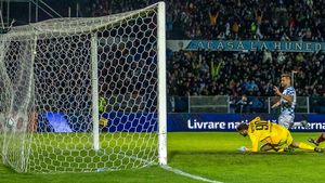 Reacțiile cluburilor Corvinul și CFR imediat după rezultatul surprinzător de la Hunedoara, din sfertul de finală al Cupei României! ”Corbii”, în al nouălea cer, clujenii par să nu știe să piardă!