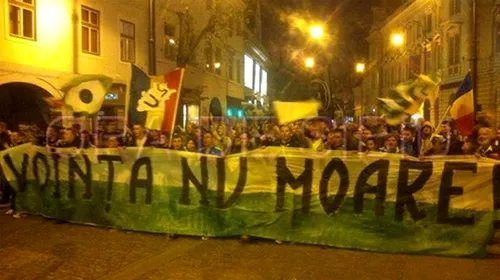 Protest în premieră la Sibiu: „Sibieni, ieșiți la Votbal!”** 400 de fani au cerut ca fotbalul să nu moară: „Banii v-au răpit conștiința/ Salvați ‘U’, Știința și Voința”