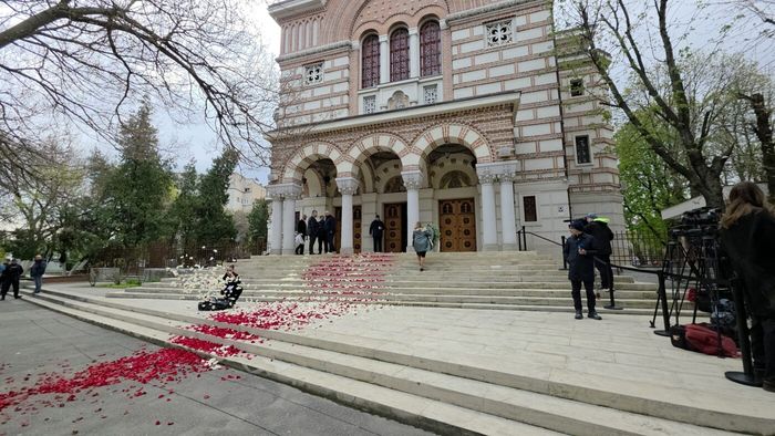 Înmormântarea lui Mircea Lucescu. Covor de petale de flori la biserica Elefterie
