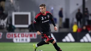 Louis Munteanu l-a lăsat cu gura căscată pe Leo Messi! Românul, la un pas să dea gol din foarfecă în meciul direct