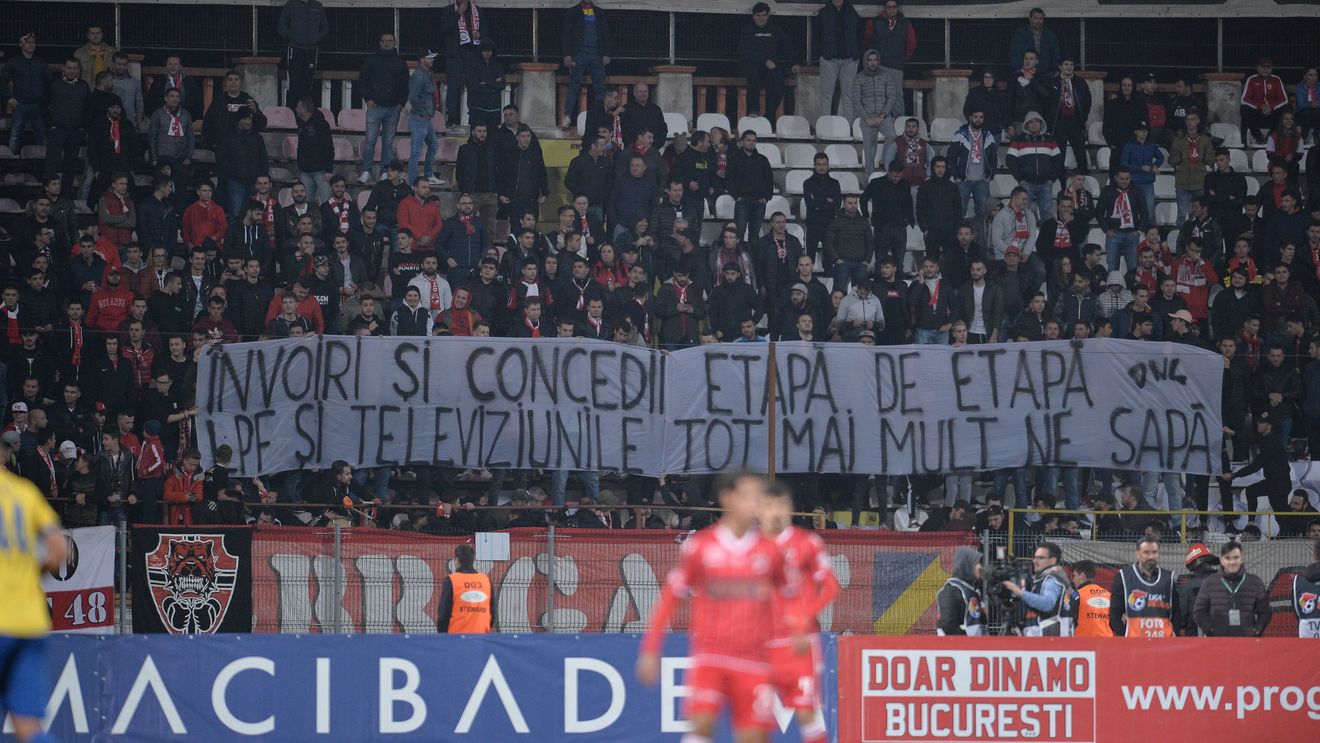 Le-a ajuns. FOTO | Banner-ul prin care suporterii lui Dinamo au protestat la revenirea lui Rednic: "Tot mai mult ne sapă!"