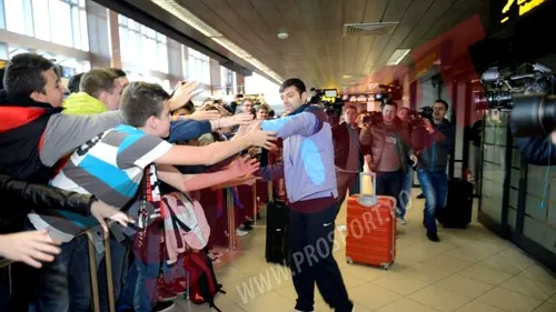 Primiți ca niște adevărați campioni! FOTO Steliștii, așteptați de fani la aeroport. 