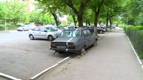 Nu și-a mai mutat Dacia 1310 din loc de 5 ani, iar vecinii au găsit o metodă originală să-i atragă atenția. FOTO 