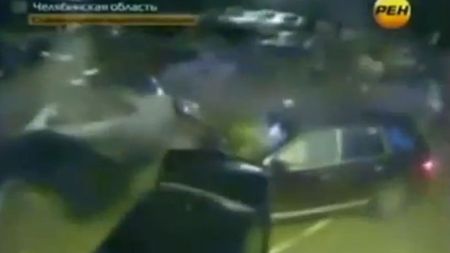 VIDEO** Cea mai "bună" metodă de a parca un Porsche Cayenne: apeși pedala de accelerație la maxim și vezi ce se întâmplă :)