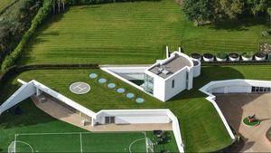 Începe Balotelli iar show-ul în Anglia? FOTO | Englezii scriu că italianul și-ar fi luat casă cu teren de fotbal și pistă de aterizare pentru elicopter