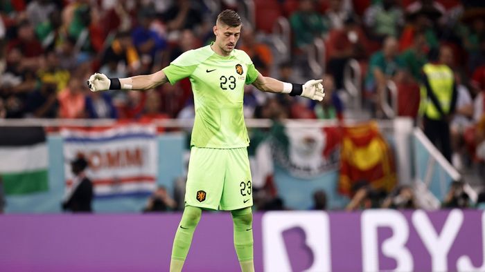 Povestea uluitoare a gigantului din poarta Olandei la Cupa Mondială din Qatar: în 2021 nu avea echipă și familia i-a cerut să se lase de fotbal pentru a deveni polițist, iar acum e numărul 1 pentru Van Gaal!