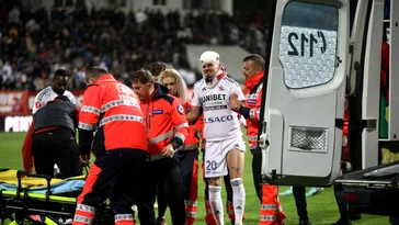 Imagini incredibile cu Romario Benzar, după ce Hakim Abdallah l-a lovit cu piciorul în cap! Fotbalistul de la FC Botoșani a fost scos cu ambulanța de pe teren