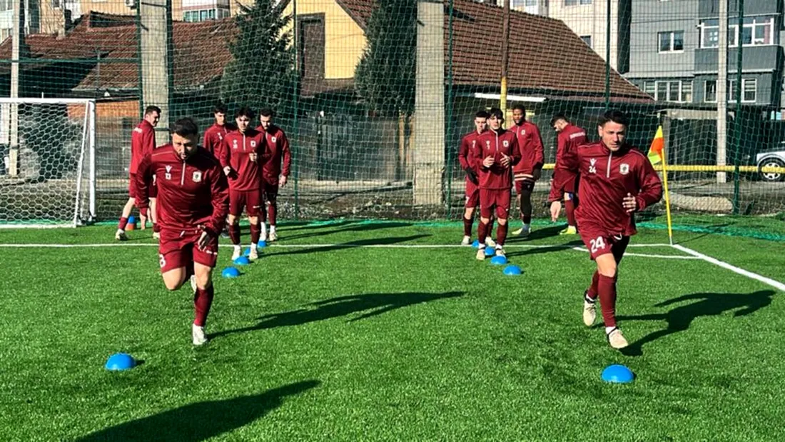 CSC Dumbrăvița luptă cu 24 de jucători pentru evitarea retrogradării. Printre aceștia se află inclusiv unul pe care Cosmin Stan îl exclusese inițial din lot