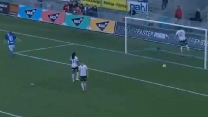 Ce faci când echipa ta ia gol? Câștigi duelul aerian cu transversala. VIDEO | S-a lovit cu capul în bară de nervi
