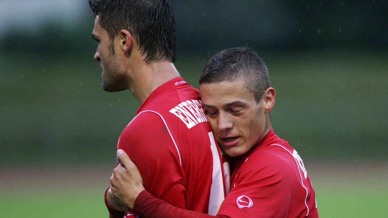 "Câinii" au jumulit "canarii"