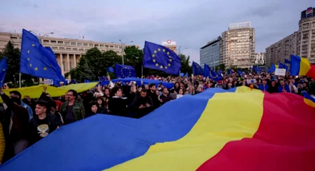 Manifestație pro-Europa în București. Peste 15.000 de persoane participă la marșul din Capitală