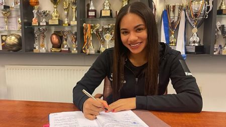 După prelungirea contractului cu Cristina Neagu, CSM București mai face un super-anunț: „De ziua sa, Elizabeth Omoregie a decis să continue cu noi!"