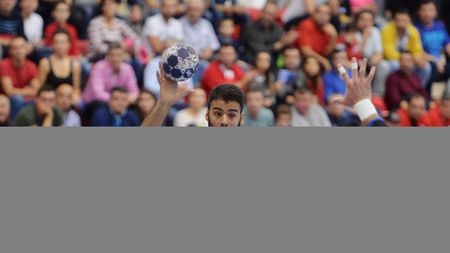 Dinamo s-a relansat în Liga Campionilor! Trupa din Ștefan cel Mare a câștigat cu Holstebro și mai speră la locul 2, calificabil în play-off. Urmează marele derby Steaua - Dinamo, programat în "Polivalentă"