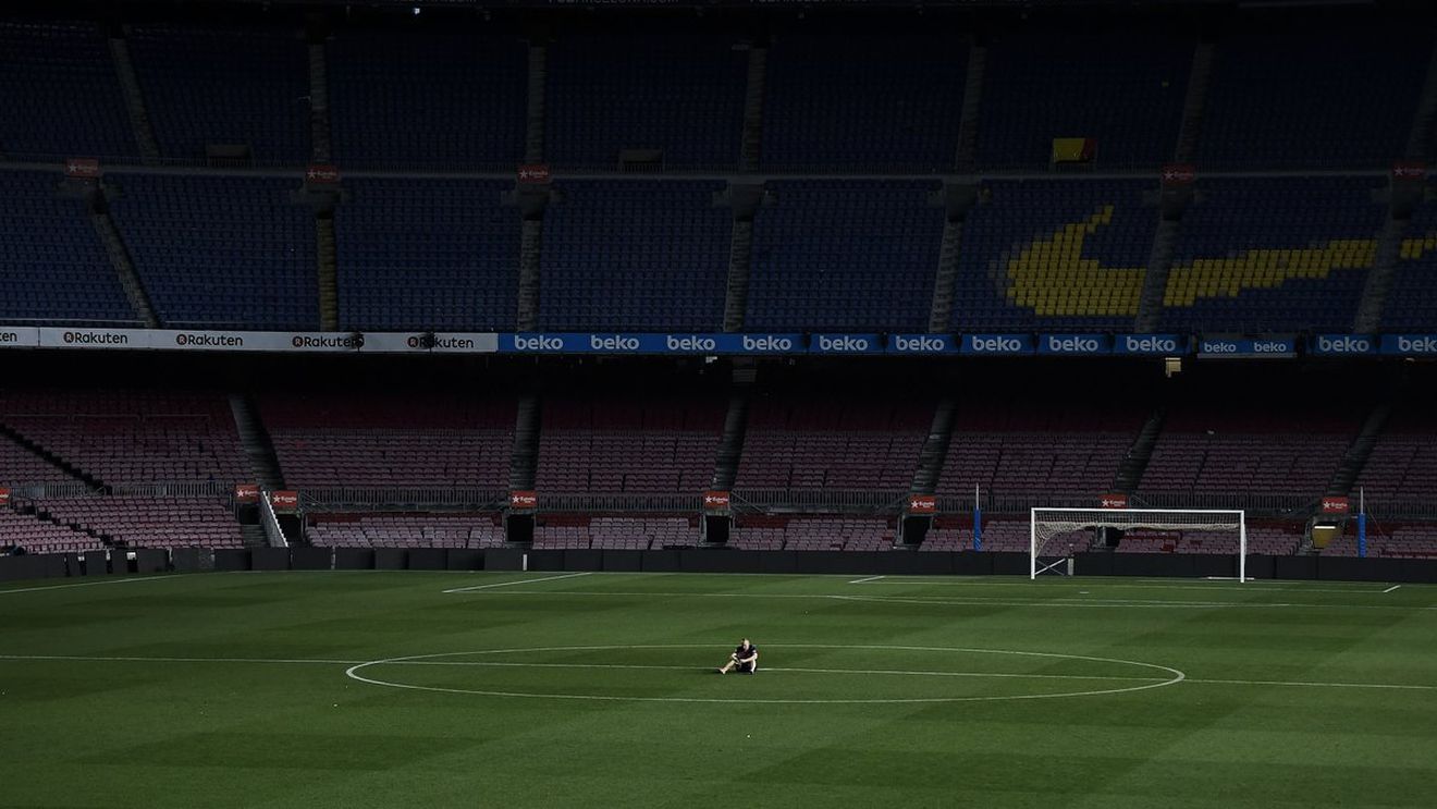 FOTO | Iniesta a rămas singur pe Camp Nou în toiul nopții și a rememorat cei 22 de ani petrecuți la club. Discursul mijlocașului de legendă, la ultimul meci pentru Barcelona: "O să vă port în inimă pentru totdeauna"